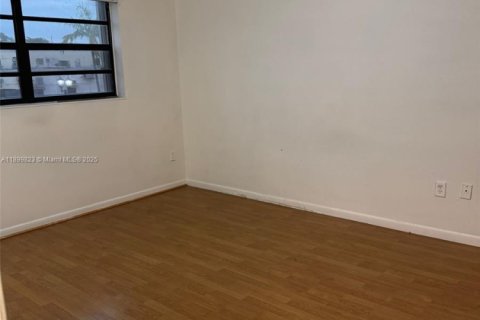 Condo in Hialeah, Florida, 2 bedrooms  № 1952614 - photo 4