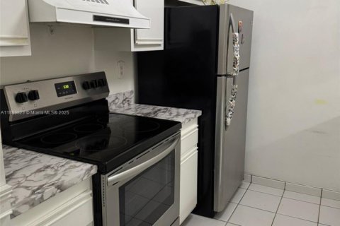 Condo in Hialeah, Florida, 2 bedrooms  № 1952614 - photo 2
