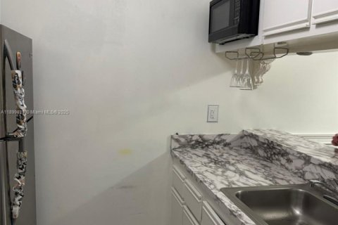 Condo in Hialeah, Florida, 2 bedrooms  № 1952614 - photo 6