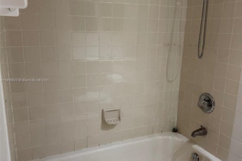 Condo in Hialeah, Florida, 2 bedrooms  № 1952614 - photo 3
