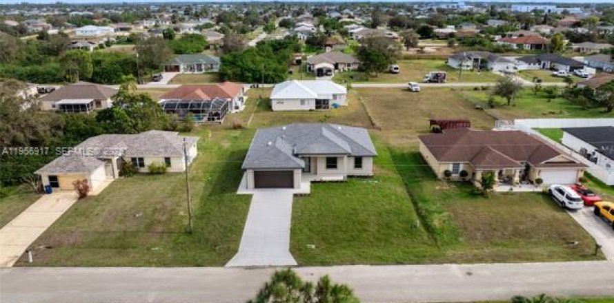 House in Lehigh Acres, Florida 4 bedrooms № 2011799