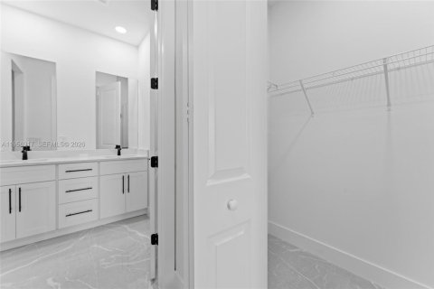 House in Lehigh Acres, Florida 4 bedrooms № 2011799 - photo 5