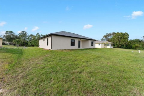 House in Lehigh Acres, Florida 4 bedrooms № 2011799 - photo 3