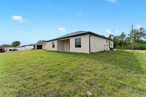 House in Lehigh Acres, Florida 4 bedrooms № 2011799 - photo 4