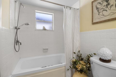 House in Winter Haven, Florida 2 bedrooms, 171.22 sq.m. № 2396861 - photo 28