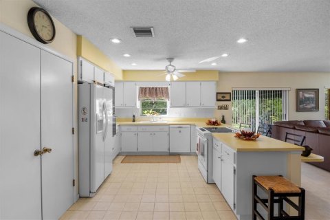 House in Winter Haven, Florida 2 bedrooms, 171.22 sq.m. № 2396861 - photo 15