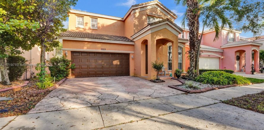 House in Miramar, Florida 3 bedrooms, 203.36 sq.m. № 1697127