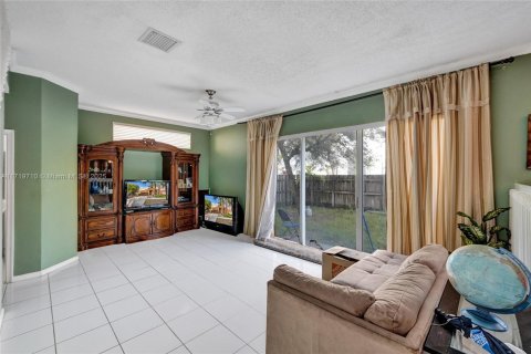House in Miramar, Florida 3 bedrooms, 203.36 sq.m. № 1697127 - photo 15