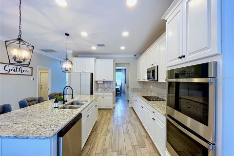 House in Spring Hill, Florida 5 bedrooms, 328.04 sq.m. № 2208944 - photo 17