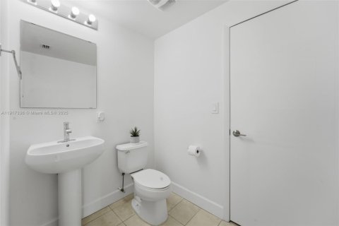 Condominio en venta en Miami, Florida, 1 dormitorio, 77.85 m2 № 1974581 - foto 11