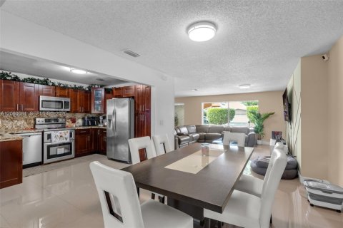 Villa ou maison à vendre à Pembroke Pines, Floride: 4 chambres, 198.44 m2 № 2274818 - photo 8