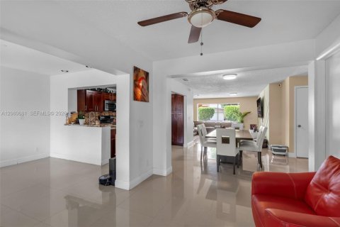 Villa ou maison à vendre à Pembroke Pines, Floride: 4 chambres, 198.44 m2 № 2274818 - photo 11