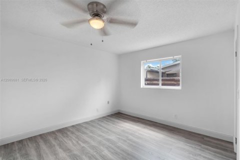 Villa ou maison à vendre à Pembroke Pines, Floride: 4 chambres, 198.44 m2 № 2274818 - photo 21