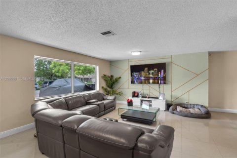 Villa ou maison à vendre à Pembroke Pines, Floride: 4 chambres, 198.44 m2 № 2274818 - photo 4