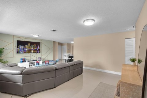 Villa ou maison à vendre à Pembroke Pines, Floride: 4 chambres, 198.44 m2 № 2274818 - photo 5