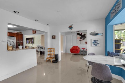 Villa ou maison à vendre à Pembroke Pines, Floride: 4 chambres, 198.44 m2 № 2274818 - photo 10