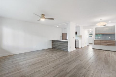 Condominio en alquiler en Belleair Bluffs, Florida, 1 dormitorio, 64.1 m2 № 1910058 - foto 3