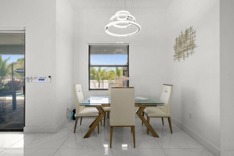 House in Cape Coral, Florida 3 bedrooms № 2082697 - photo 9