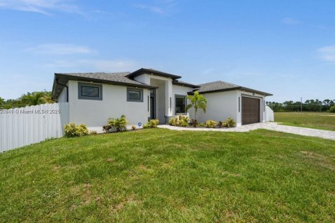 House in Cape Coral, Florida 3 bedrooms № 2082697 - photo 2