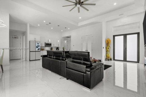House in Cape Coral, Florida 3 bedrooms № 2082697 - photo 5