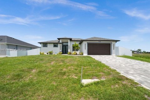 House in Cape Coral, Florida 3 bedrooms № 2082697 - photo 3