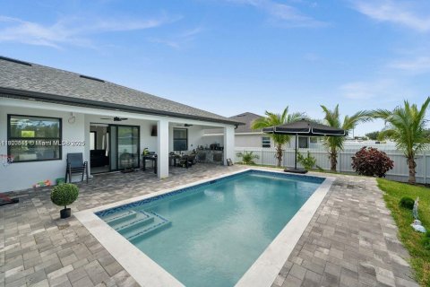 House in Cape Coral, Florida 3 bedrooms № 2082697 - photo 26