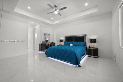House in Cape Coral, Florida 3 bedrooms № 2082697 - photo 12