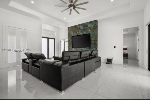 House in Cape Coral, Florida 3 bedrooms № 2082697 - photo 6