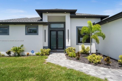 House in Cape Coral, Florida 3 bedrooms № 2082697