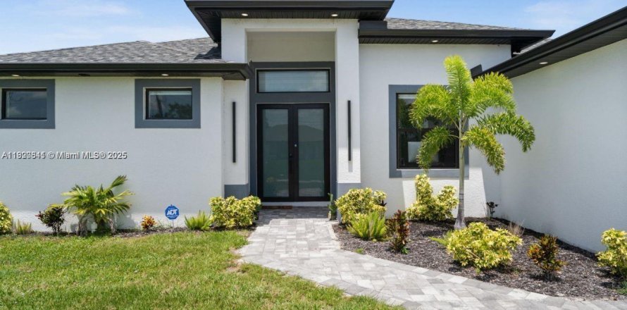 House in Cape Coral, Florida 3 bedrooms № 2082697