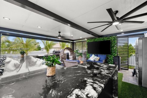 House in Cape Coral, Florida 3 bedrooms № 2082697 - photo 22