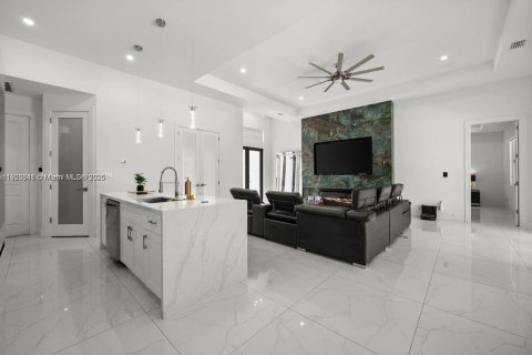 House in Cape Coral, Florida 3 bedrooms № 2082697 - photo 7