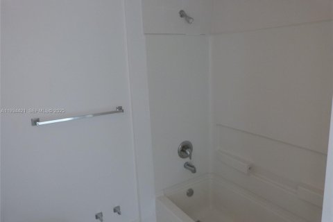 Снять в аренду квартиру в Майами, Флорида 2 спальни, 88.35м2, № 1992702 - фото 7