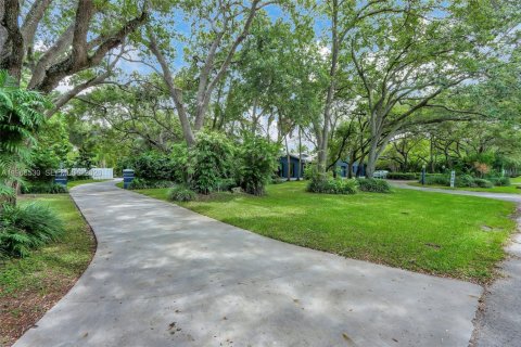 Casa en alquiler en Pinecrest, Florida, 5 dormitorios, 401.62 m2 № 2029955 - foto 13