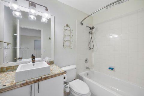 House in Miami, Florida 4 bedrooms, 219.62 sq.m. № 1814854 - photo 15