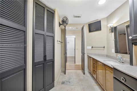 House in Miami, Florida 4 bedrooms, 219.62 sq.m. № 1814854 - photo 12