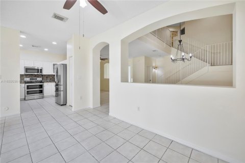 House in Miami, Florida 4 bedrooms, 219.62 sq.m. № 1814854 - photo 26