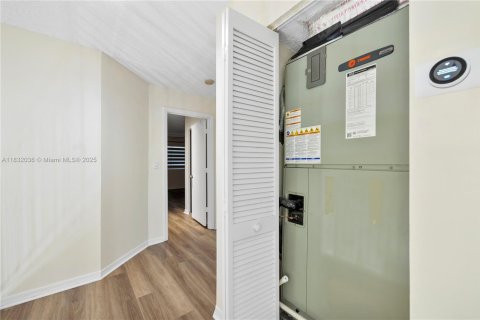 House in Miami, Florida 4 bedrooms, 219.62 sq.m. № 1814854 - photo 19
