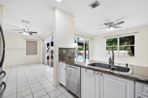 House in Miami, Florida 4 bedrooms, 219.62 sq.m. № 1814854 - photo 22