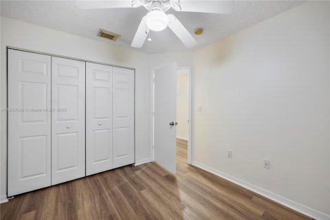 House in Miami, Florida 4 bedrooms, 219.62 sq.m. № 1814854 - photo 13