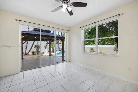 House in Miami, Florida 4 bedrooms, 219.62 sq.m. № 1814854 - photo 30