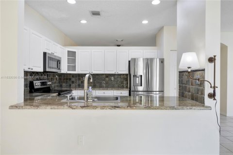 House in Miami, Florida 4 bedrooms, 219.62 sq.m. № 1814854 - photo 24