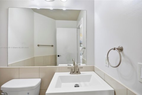 House in Miami, Florida 4 bedrooms, 219.62 sq.m. № 1814854 - photo 21