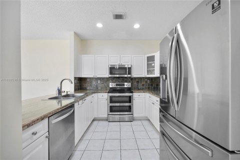 House in Miami, Florida 4 bedrooms, 219.62 sq.m. № 1814854 - photo 23