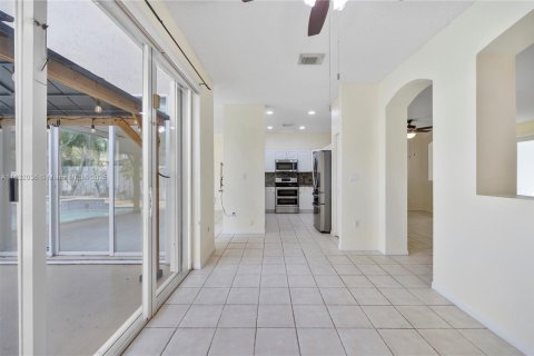 House in Miami, Florida 4 bedrooms, 219.62 sq.m. № 1814854 - photo 27