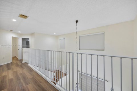 House in Miami, Florida 4 bedrooms, 219.62 sq.m. № 1814854 - photo 17
