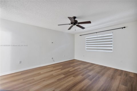 House in Miami, Florida 4 bedrooms, 219.62 sq.m. № 1814854 - photo 7