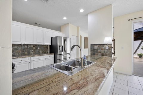 House in Miami, Florida 4 bedrooms, 219.62 sq.m. № 1814854 - photo 25