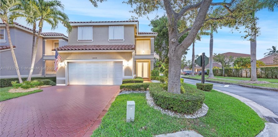 House in Miami, Florida 4 bedrooms, 219.62 sq.m. № 1814854