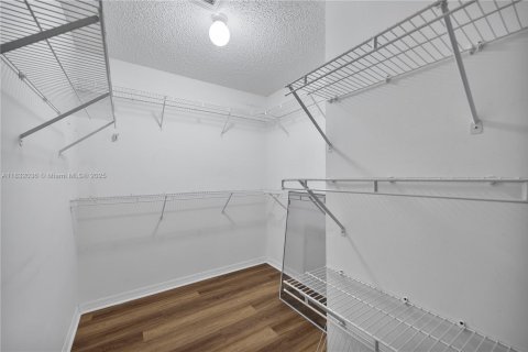 House in Miami, Florida 4 bedrooms, 219.62 sq.m. № 1814854 - photo 8